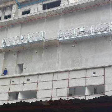 Plataforma suspendida temporal de acero para pintura de edificios.